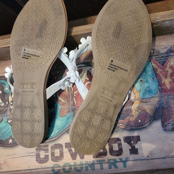 Gray sandals Size 9 - Picture 2 of 3